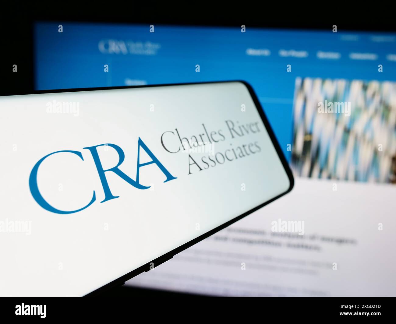 Smartphone avec logo de la société américaine CRA International Inc (Charles River Associates) devant le site Web. Focus à gauche de l'écran du téléphone. Banque D'Images