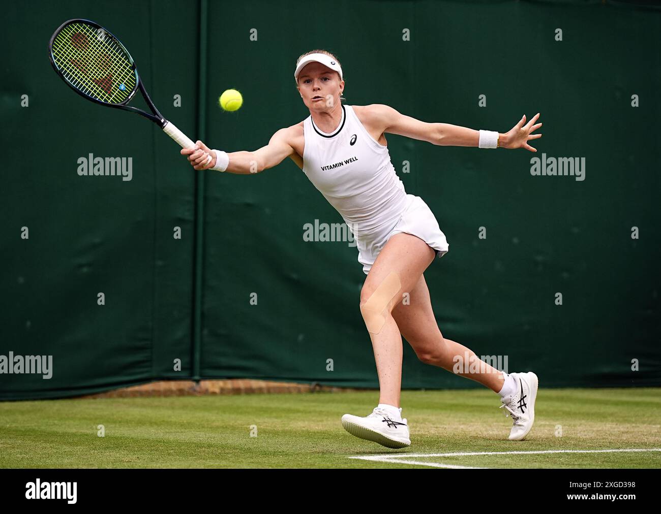 Harriet Dart en action dans le double mixte le huitième jour des Championnats de Wimbledon 2024 au All England Lawn Tennis and Croquet Club, Londres. Date de la photo : lundi 8 juillet 2024. Banque D'Images