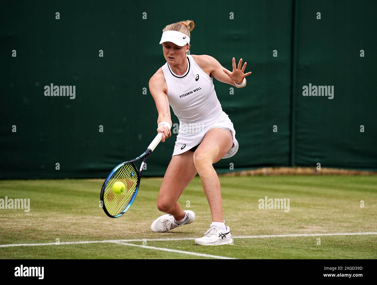 Harriet Dart en action dans le double mixte le huitième jour des Championnats de Wimbledon 2024 au All England Lawn Tennis and Croquet Club, Londres. Date de la photo : lundi 8 juillet 2024. Banque D'Images