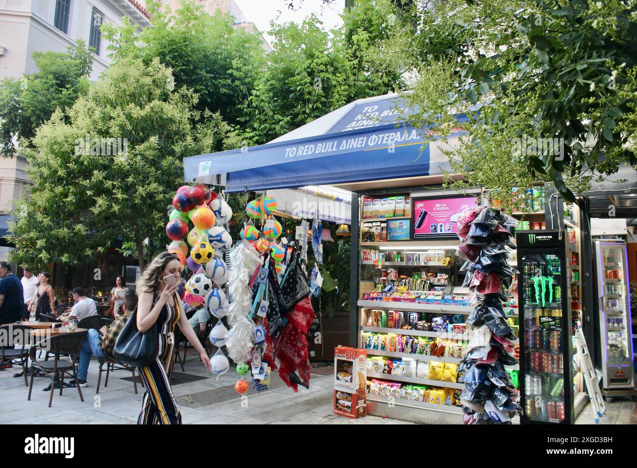 athènes grèce eu- une femme à son kiosque de rue Banque D'Images