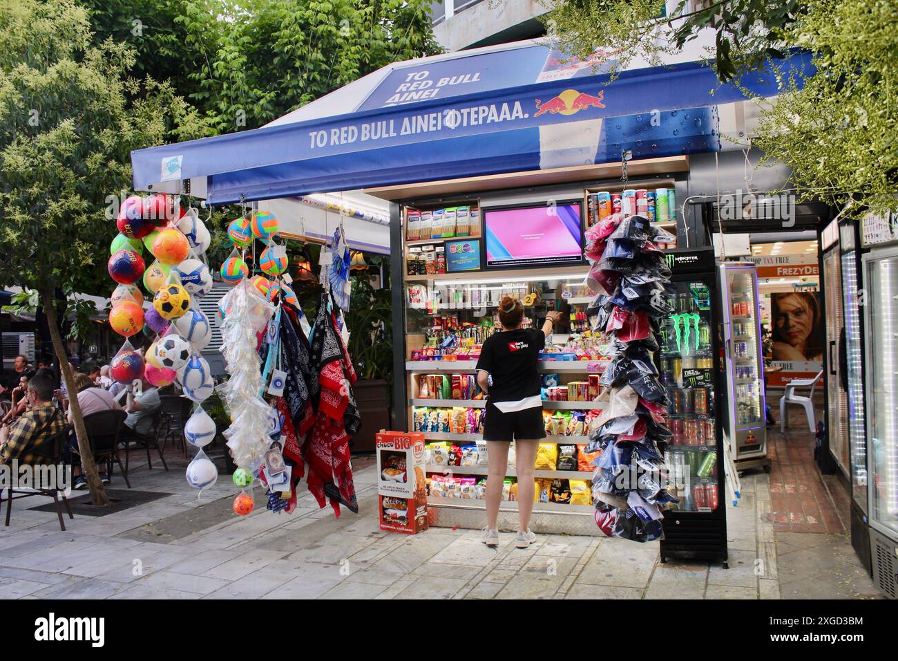 athènes grèce eu- une femme à son kiosque de rue Banque D'Images