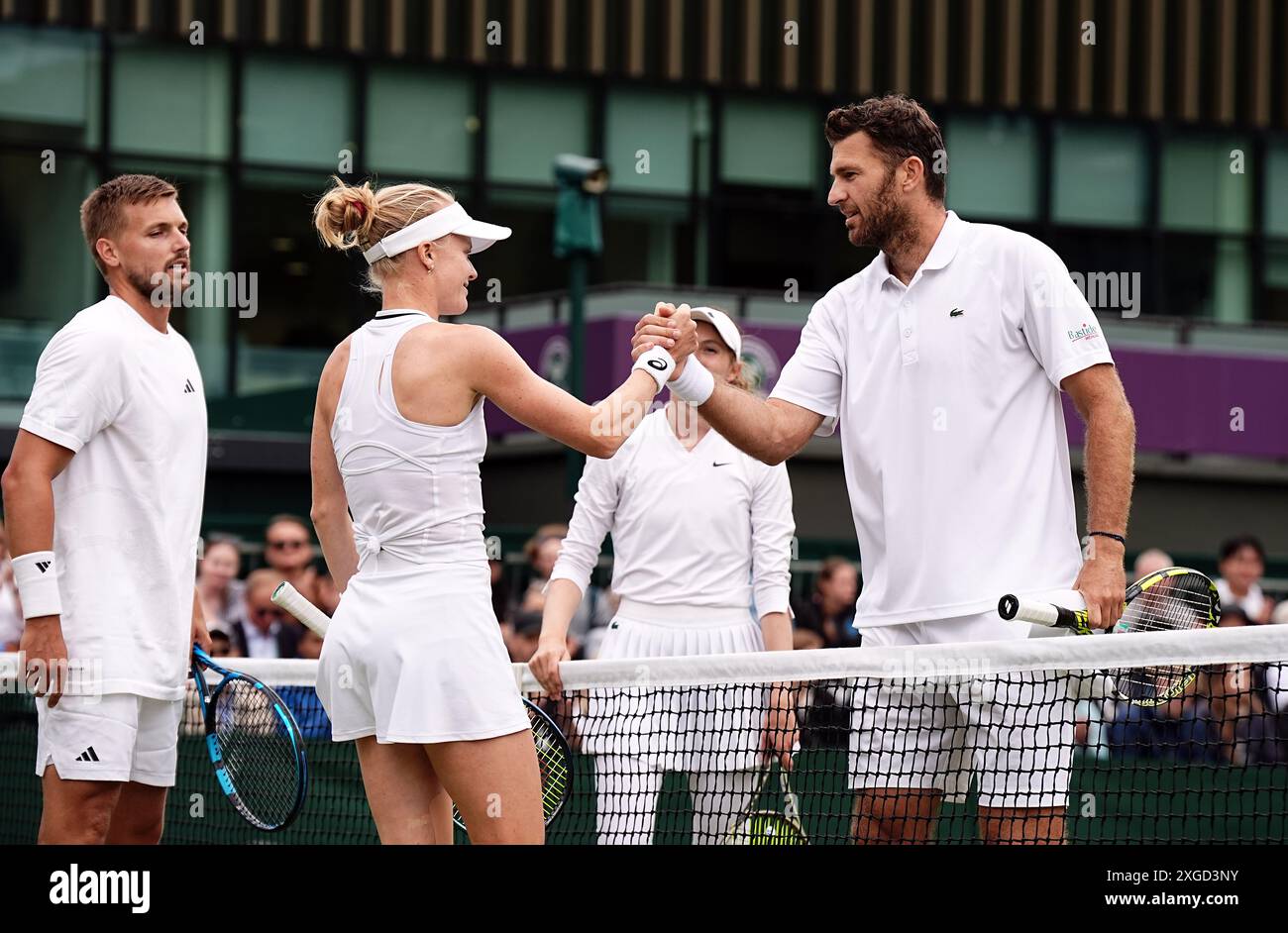 Harriet Dart et Lloyd Glasspool après leur match de double mixte le huitième jour des Championnats de Wimbledon 2024 au All England Lawn Tennis and Croquet Club, Londres. Date de la photo : lundi 8 juillet 2024. Banque D'Images