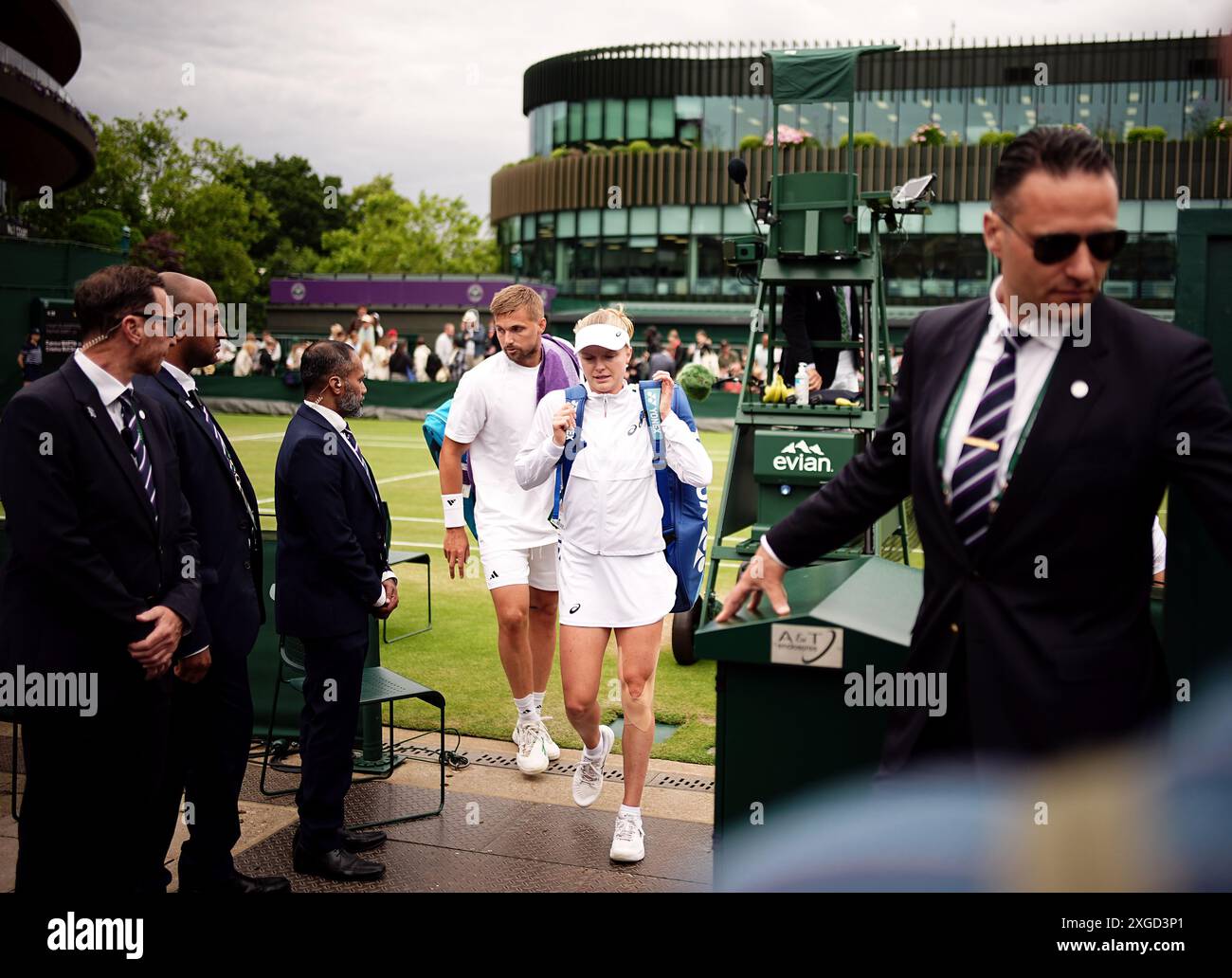 Harriet Dart et Lloyd Glasspool après leur match de double mixte le huitième jour des Championnats de Wimbledon 2024 au All England Lawn Tennis and Croquet Club, Londres. Date de la photo : lundi 8 juillet 2024. Banque D'Images