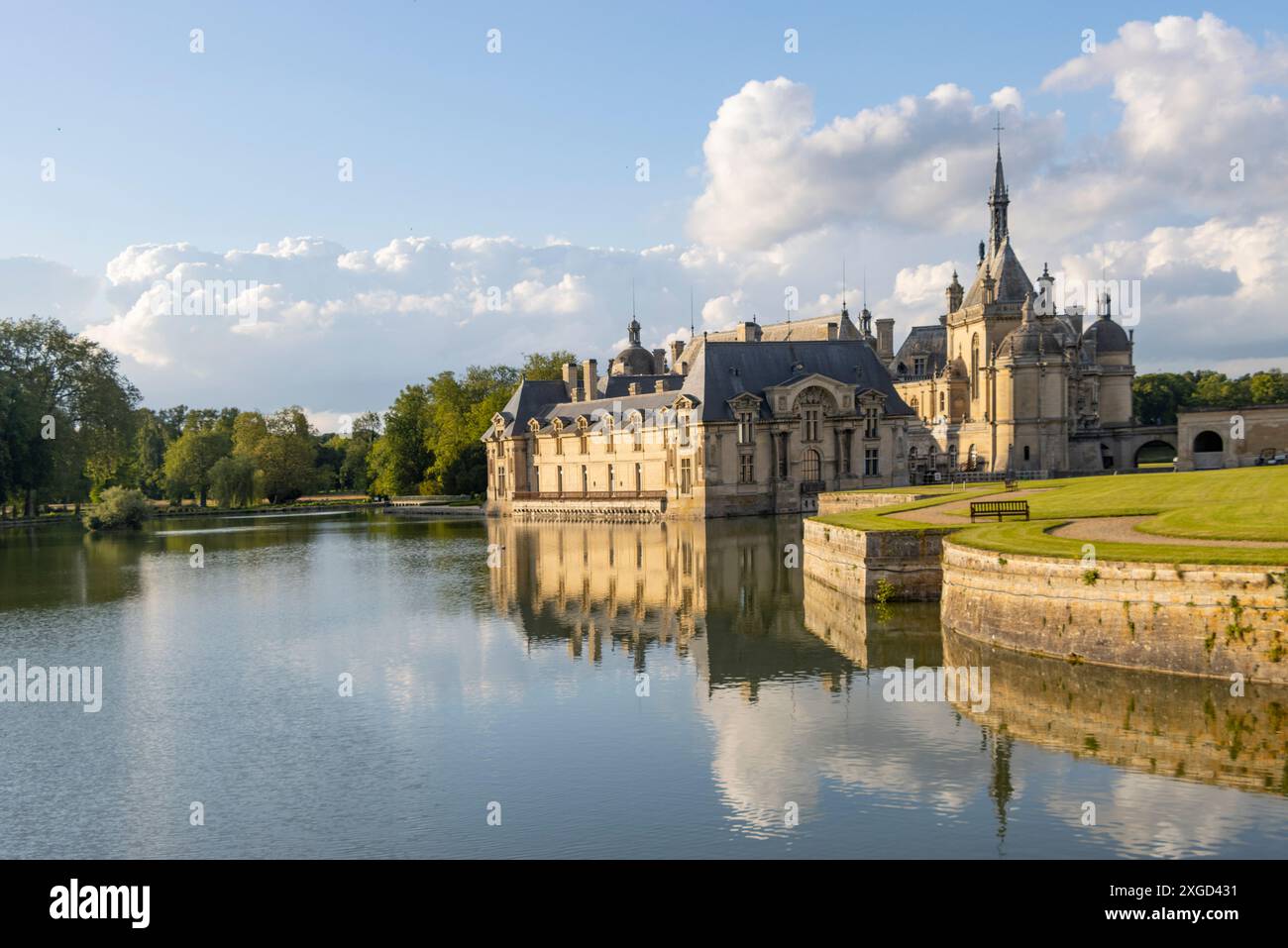 Château de Chantilly avec des reflets dans le grand bassin , douves, Chantilly , Oise, France Banque D'Images