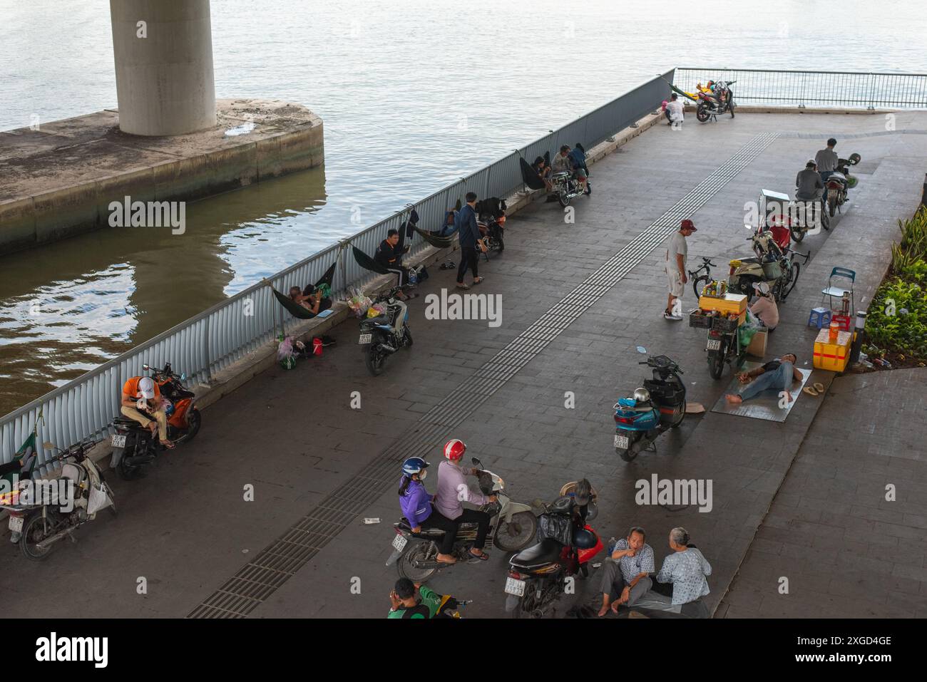 Ho Chi Minh-ville, Vietnam - 26 juin 2024 : les gens se reposent sous un pont dans le district 1. Banque D'Images