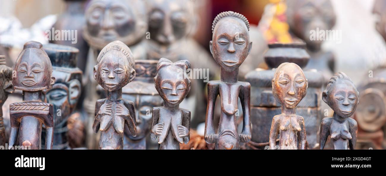 statues en bois vintage d'art africain au marché aux puces Banque D'Images