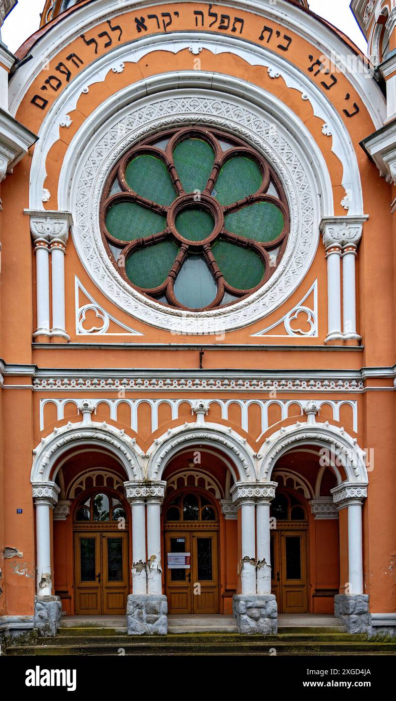 Façade de la synagogue de Bistrita (Bistritz) en Transsylvanie, Roumanie Banque D'Images