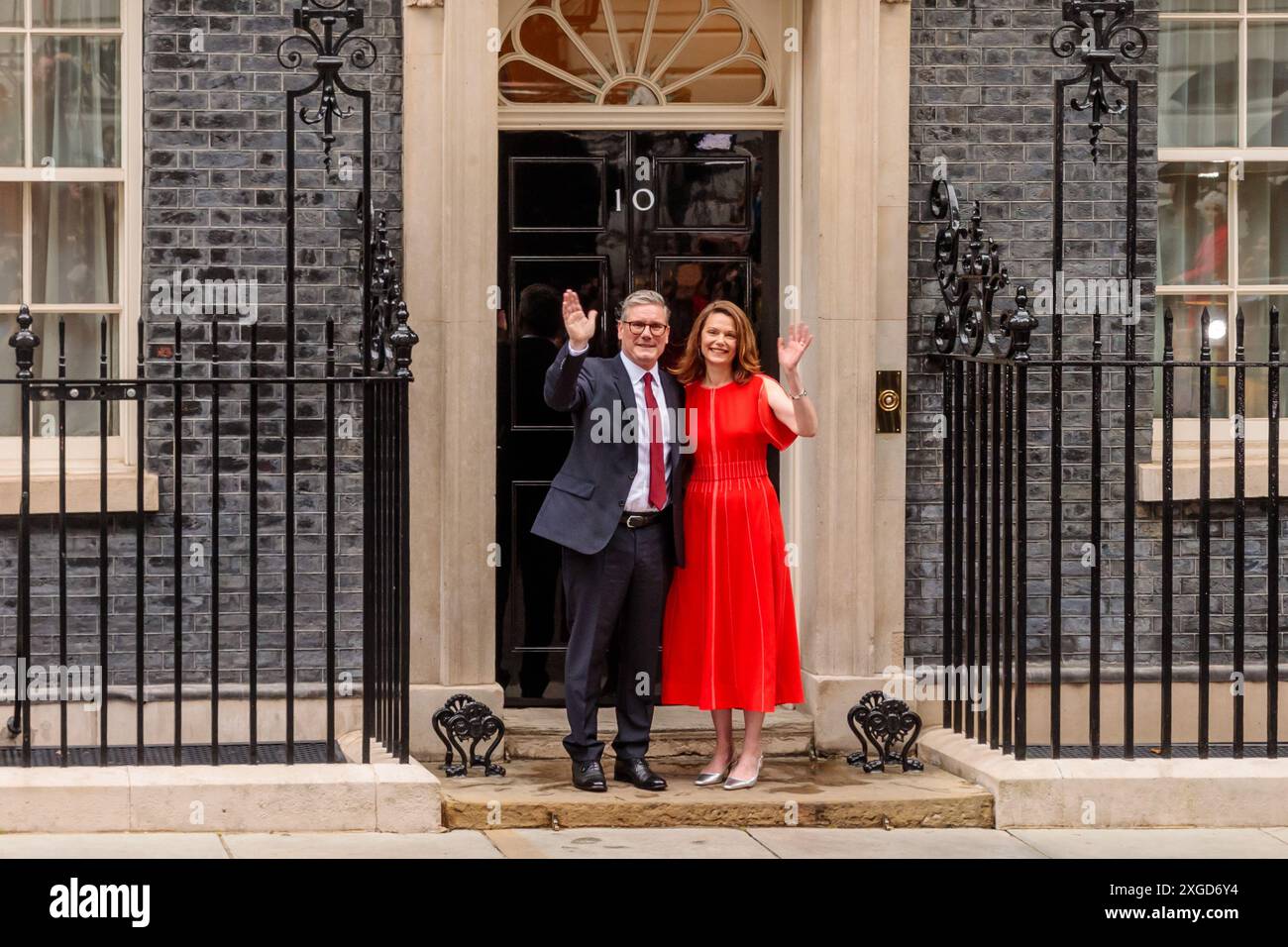 Le premier ministre britannique, Keir Starmer, et son épouse, Lady Victoria Starmer, devant le numéro 10 Downing Street. Crédit : Amanda Rose/Alamy Banque D'Images