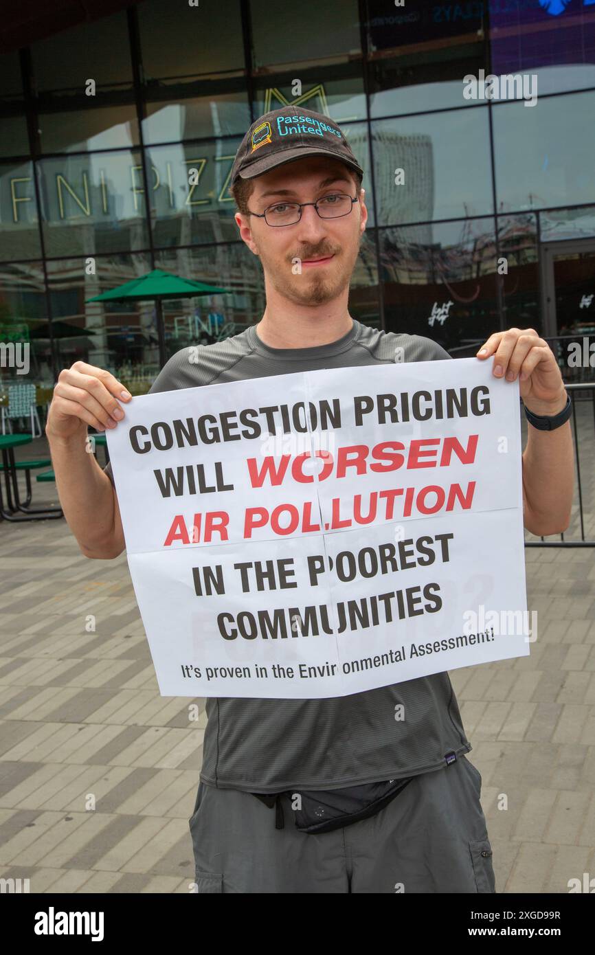 Man Against congestion pricing à New York City manifeste à proximité d'un rassemblement pro de tarification de la congestion et d'une manifestation de la Riders Alliance à Brooklyn, New York. Banque D'Images