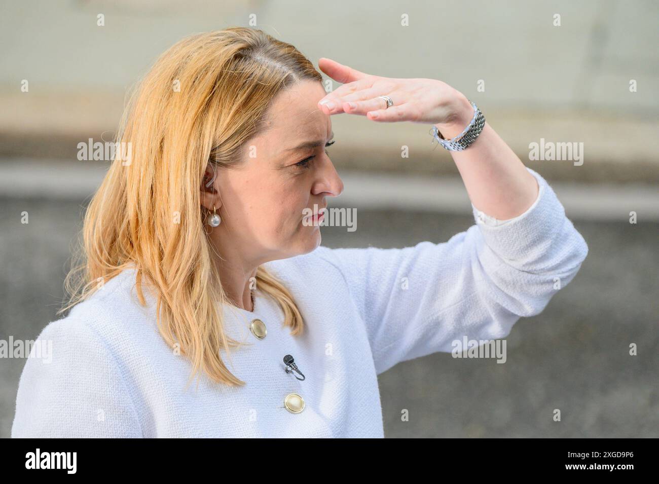 Laura Kuenssberg - présentatrice politique de la BBC - à Downing Street le lendemain de la victoire des travaillistes aux élections législatives, le 5 juillet 2024. Banque D'Images