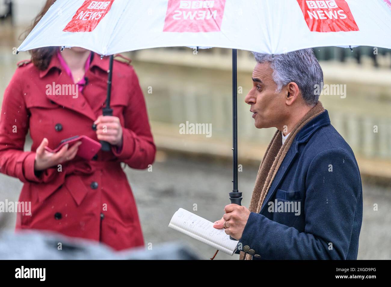 Matthew Amroliwala (BBC News) diffusant depuis Downing Street le lendemain de la victoire des travaillistes aux élections législatives du 6 juillet 2024. Banque D'Images