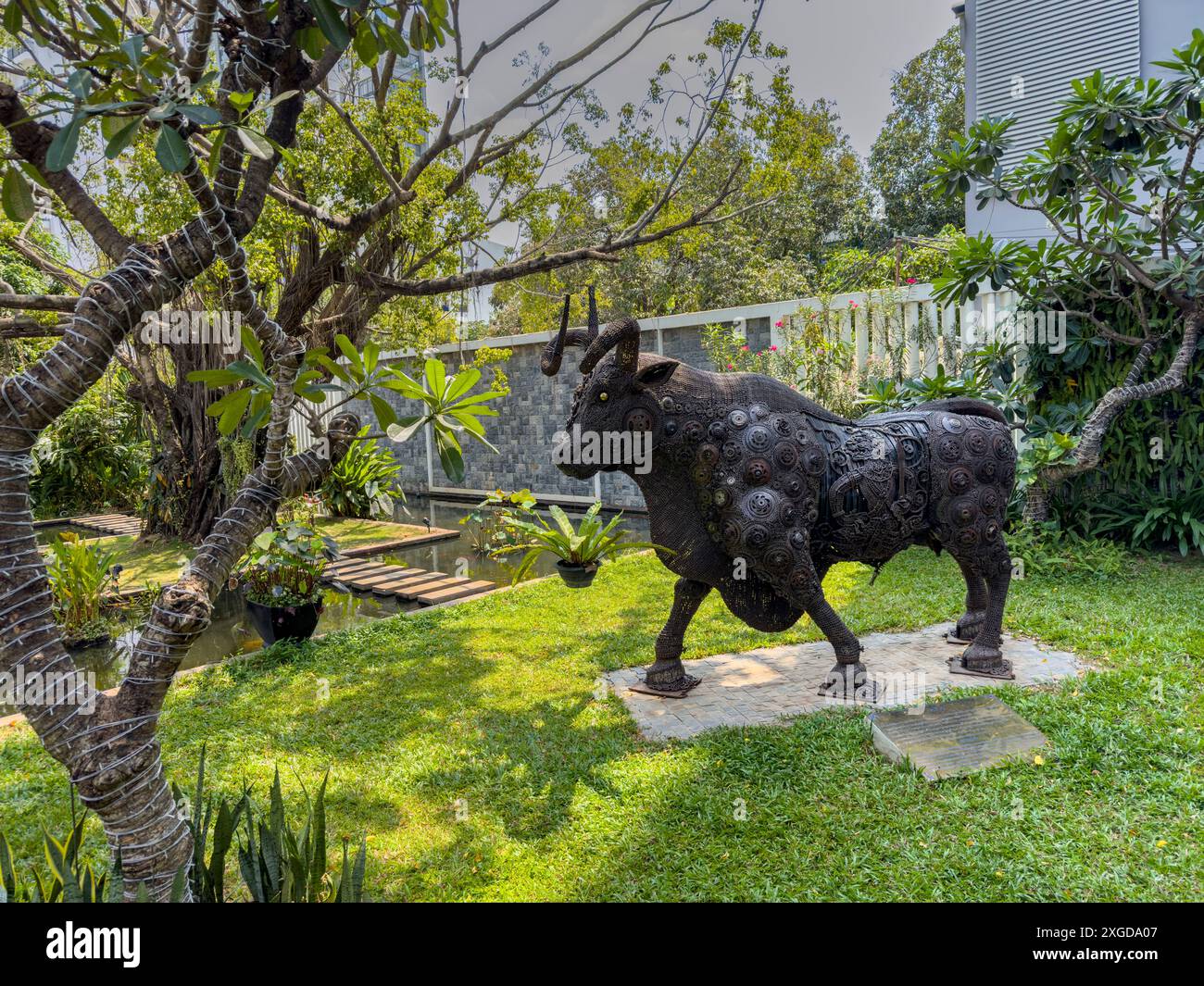 Sculpture d'un taureau de fer au restaurant Topaz, Phnom Penh, Cambodge, Indochine, Asie du Sud-est, Asie Banque D'Images