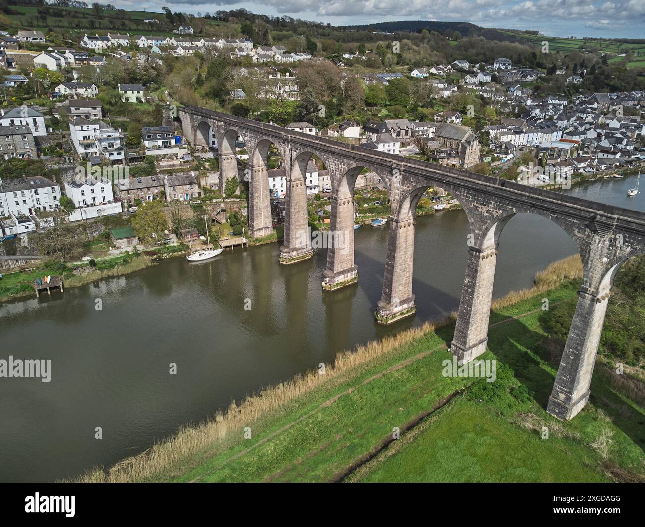 Une vue de la Tamar à Calstock, avec un viaduc de chemin de fer la traversant, à la frontière Devon-Cornwall, Cornwall, Angleterre, Royaume-Uni, Europe Banque D'Images