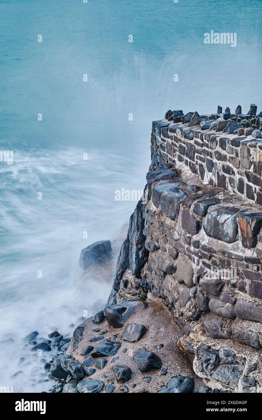 Rivage du soir, surf de l'Atlantique s'écrasant contre le mur du port à Hartland Quay, nord du Devon, Angleterre, Royaume-Uni, Europe Banque D'Images