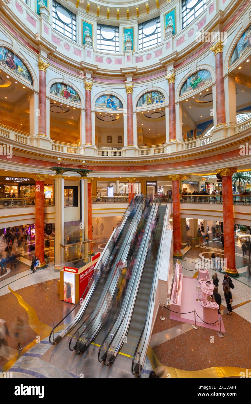 Trafford Centre, centre commercial intérieur, escaliers mécaniques, Greater Manchester, Angleterre, Royaume-Uni, Europe Banque D'Images
