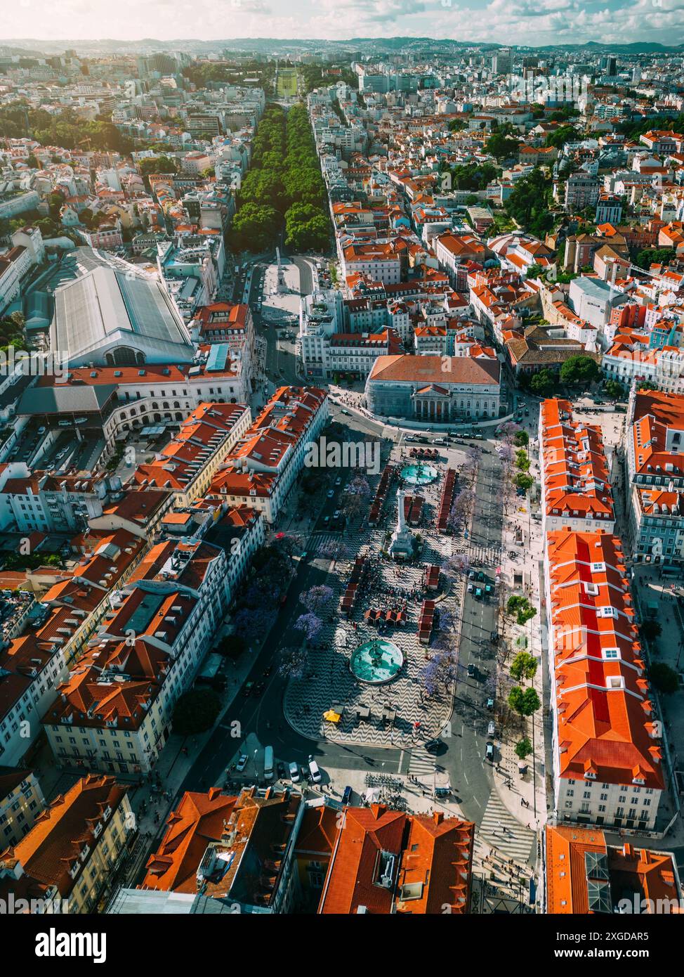 Une perspective aérienne verticale drone du centre-ville avec la place Rossio menant à Restauradores et le boulevard Towa bordé d'arbres Avenida da Liberdade Banque D'Images