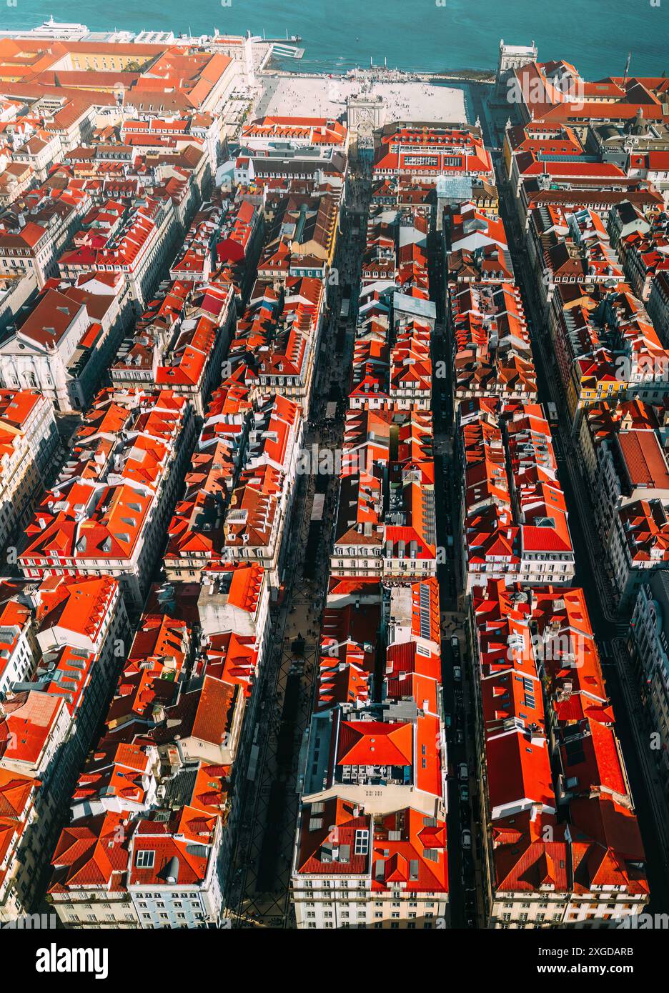 Perspective aérienne verticale drone du quartier de Baixa avec son système de grille emblématique menant à la place du commerce et au Tage, Lisbonne, Portugal, Banque D'Images