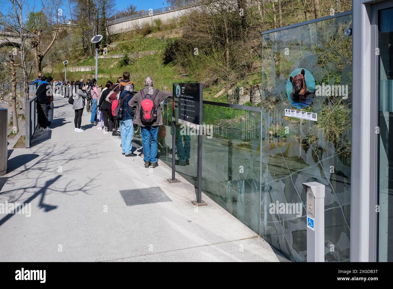 Vue sur le BarenPark, l'enclos des ours à l'extrémité est de la vieille ville, à côté de la Nydeggbrucke et de la rivière Aar, Berne, Suisse, Europe Banque D'Images