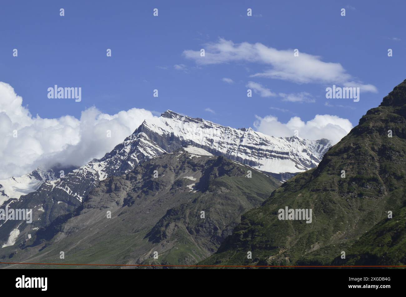 Pir Panjal chaîne de montagne comme vu dans la vallée de Pattan de Lauhal et Spiti dans l'Himachal Pradesh, Inde, Asie Banque D'Images