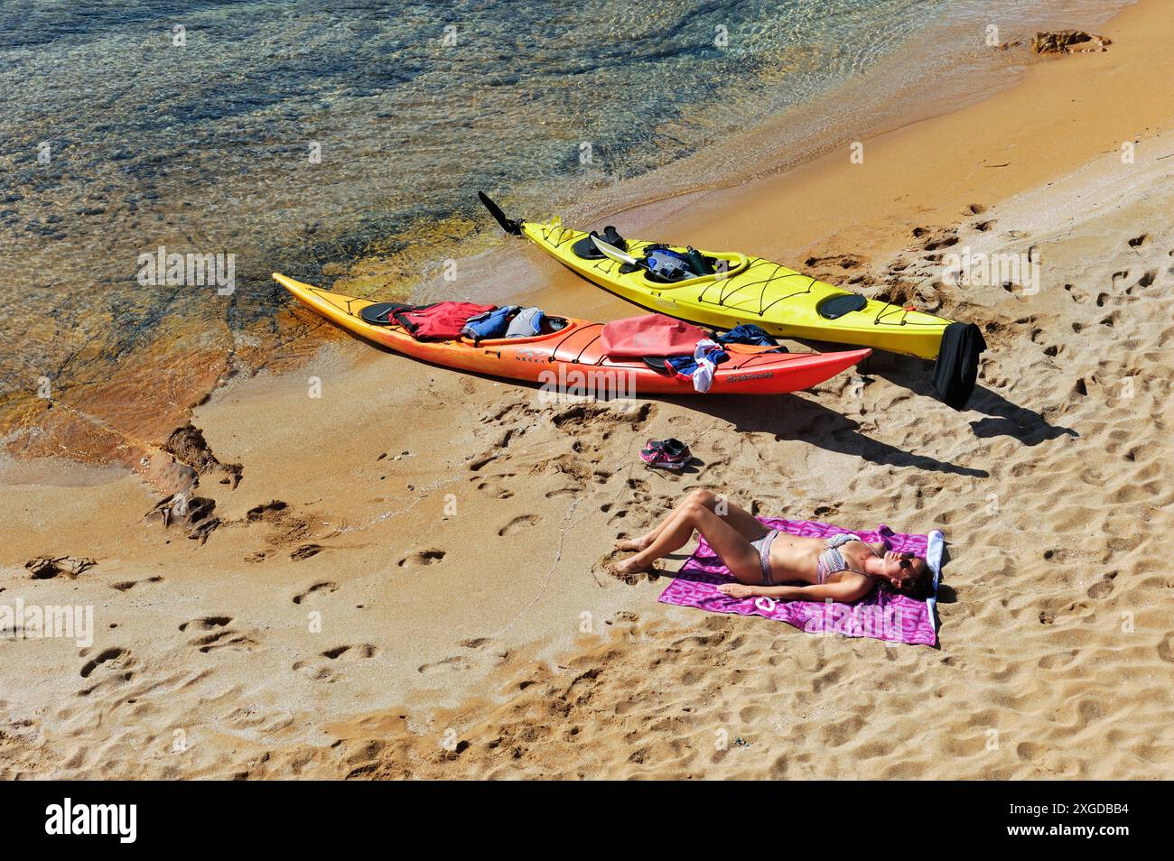 Kayak prenant un repos sur la plage d'un îlot dans l'entrée Cala Pregonda près du Cap Cavalleria sur la côte nord de Minorque, îles Baléares, Espagne, Banque D'Images