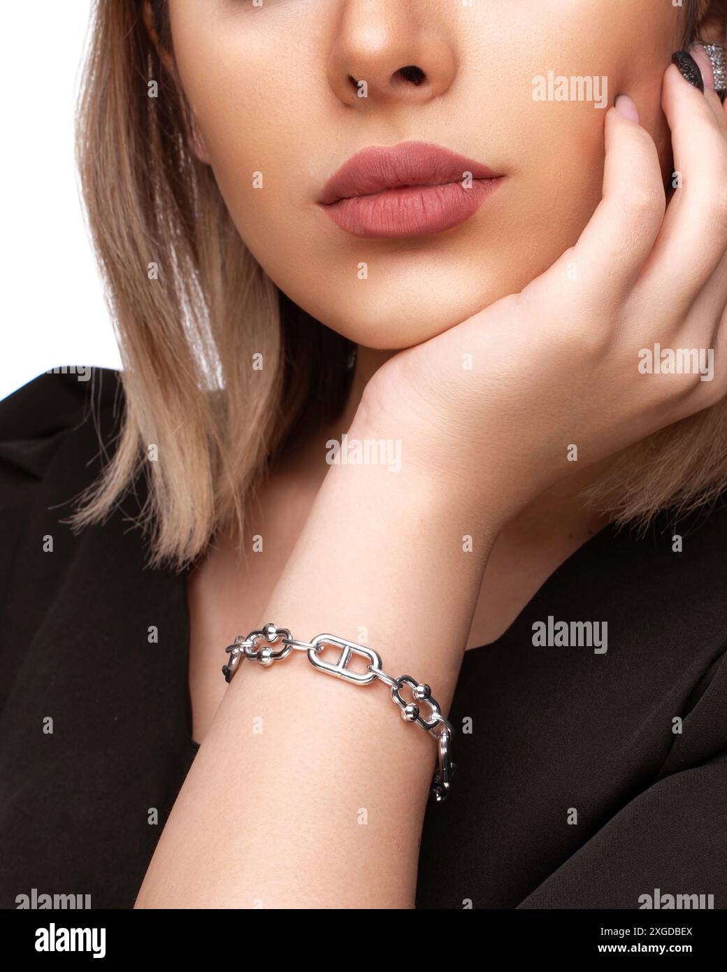 Bracelet en argent élégant complétant une tenue chic, améliorant l'élégance globale. Banque D'Images