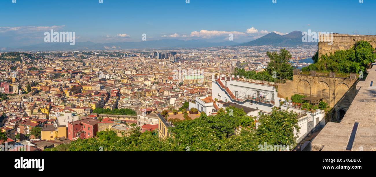Vue surélevée du Castel Sant'Elmo de Naples et du Vésuve en arrière-plan, Naples, Campanie, Italie, Europe Banque D'Images