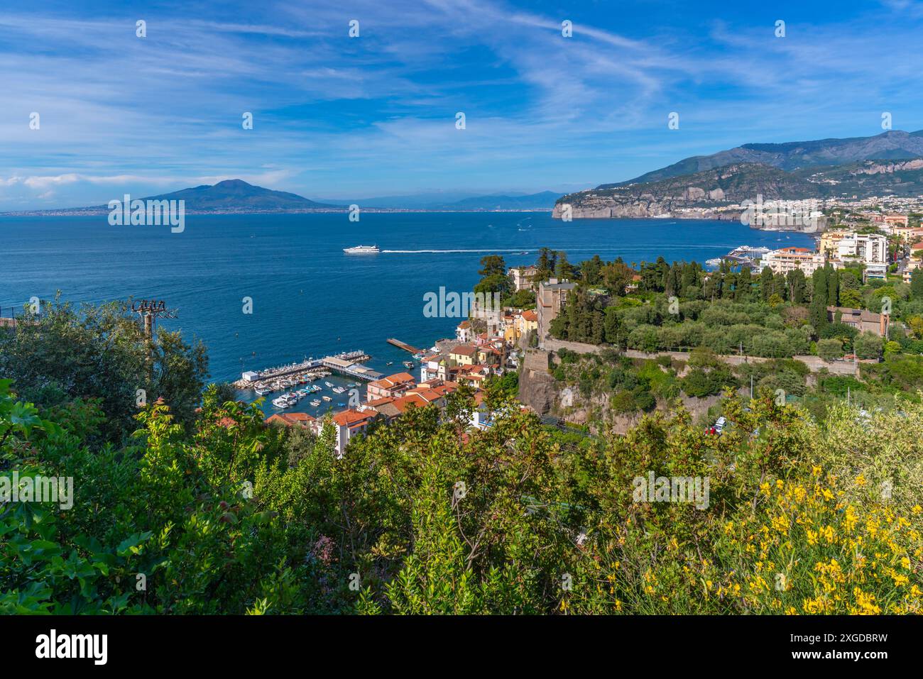 Vue panoramique sur Sorrente et le Vésuve et la baie de Naples, Sorrente, Campanie, Italie, Méditerranée, Europe Banque D'Images