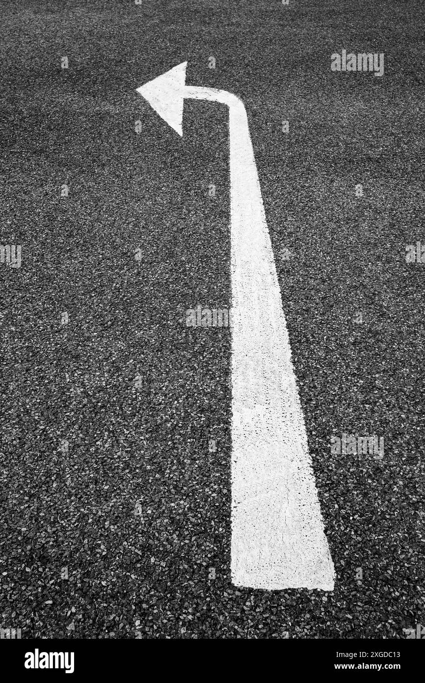 Flèche de direction de la circulation peinte sur tarmac Banque D'Images