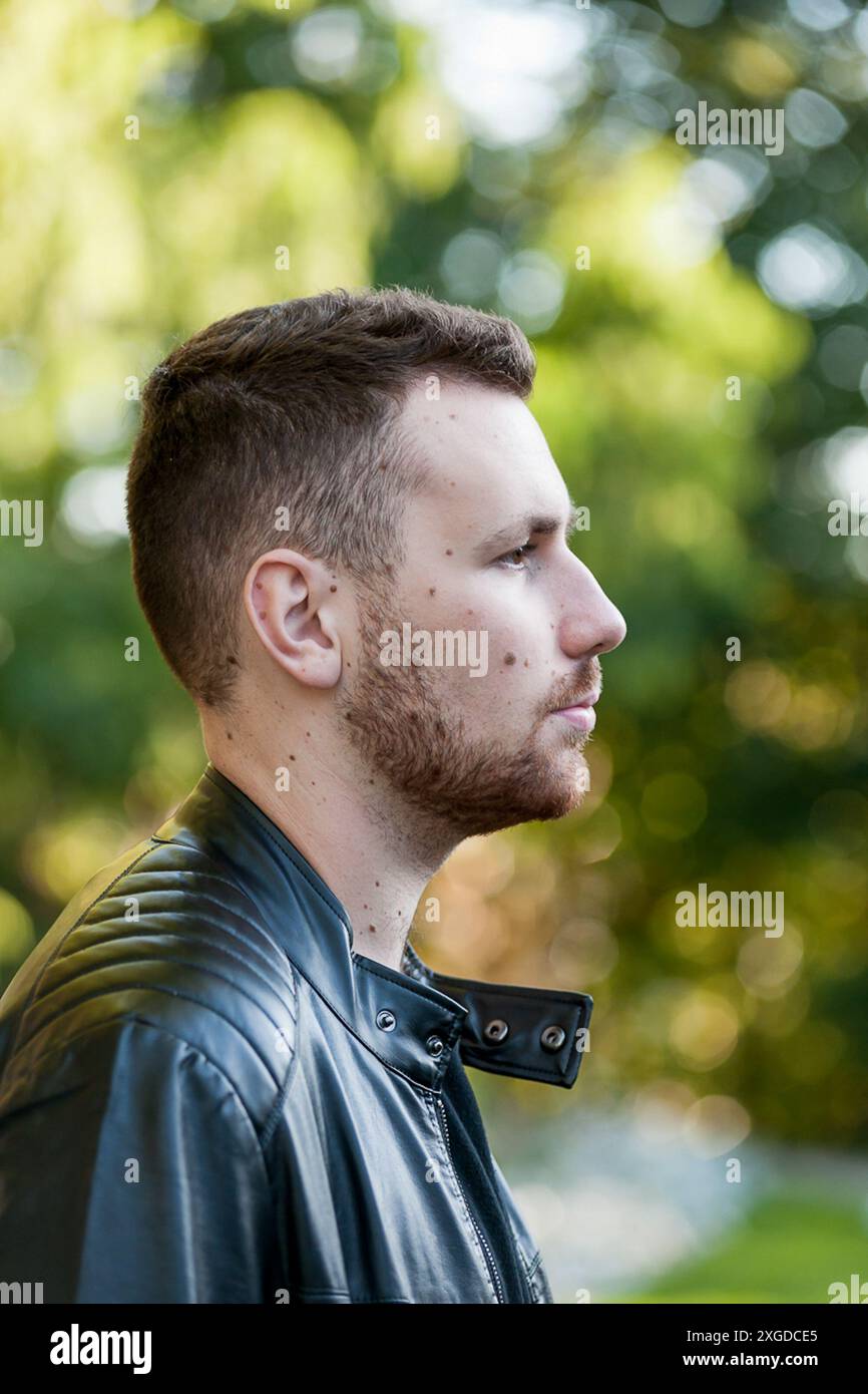 Homme à la mode en tenue punk Banque D'Images