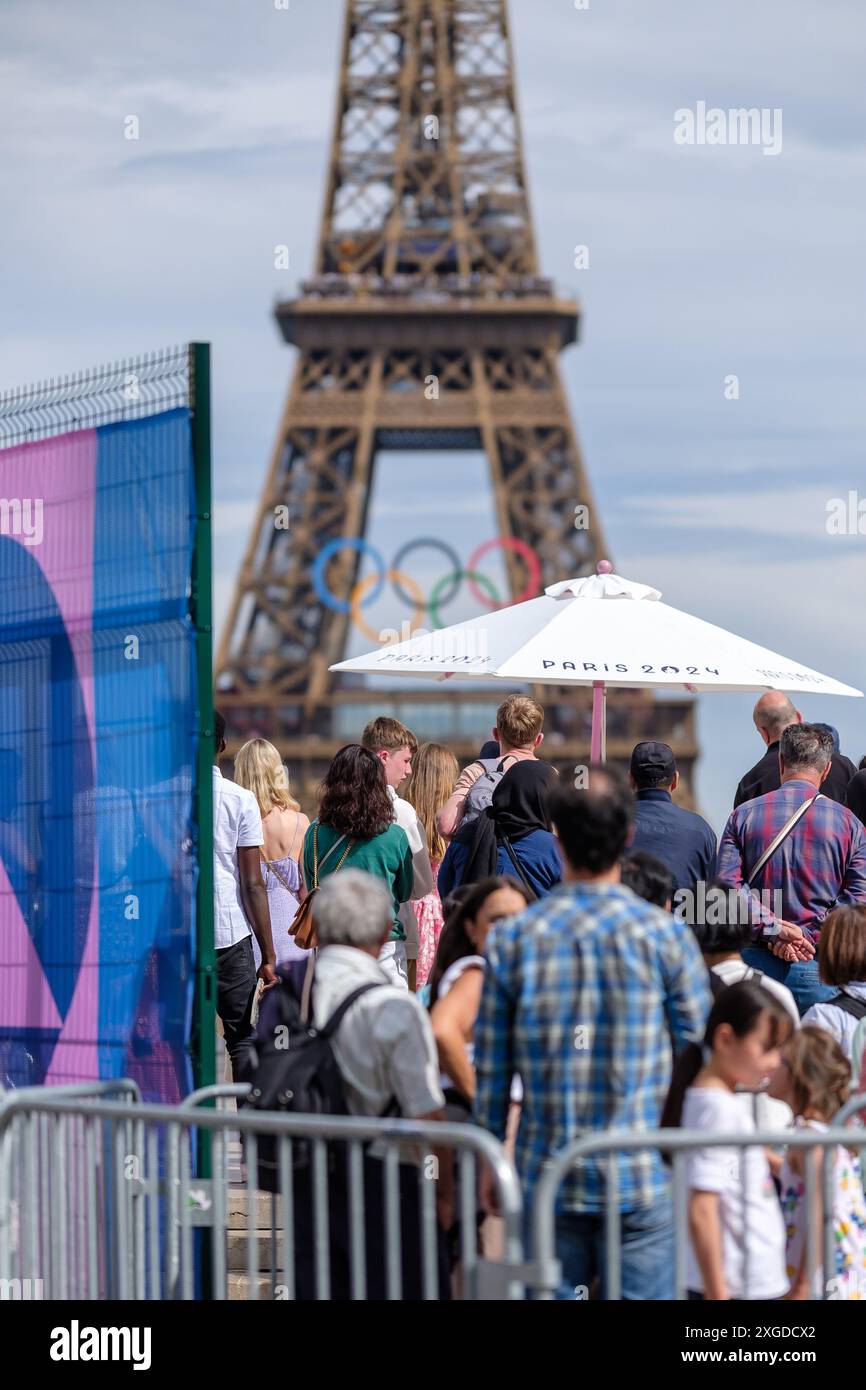 Paris, France - 5 juillet 2024 : vue de touristes visitant un point de vue pour voir la Tour Eiffel décorée pour les Jeux Olympiques de 2024 Banque D'Images