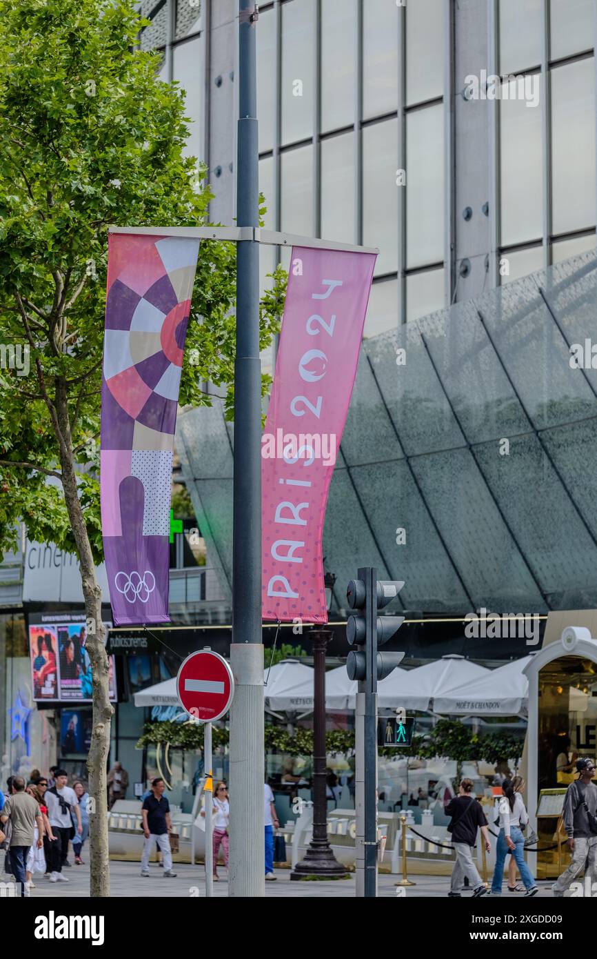 Paris, France - 5 juillet 2024 : vue sur la décoration des drapeaux des Jeux Olympiques de 2024 sur la célèbre avenue des champs Élysée à Paris France Banque D'Images