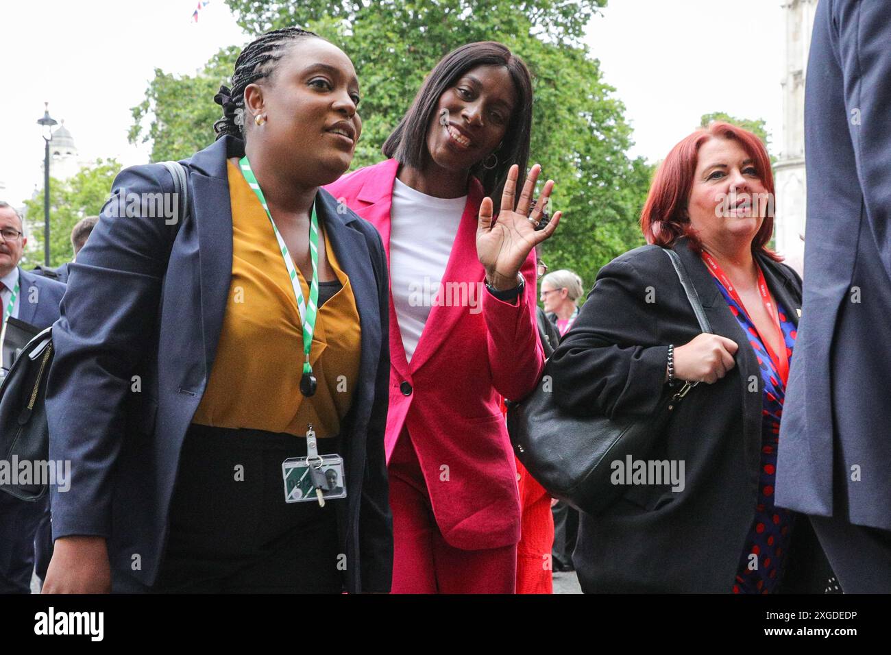 Londres, Royaume-Uni. 08 juillet 2024. Et Florence Eshalomi, députée travailliste (Co-op) de Vauxhall et Camberwell (à droite). Les députés et les ministres du Parti travailliste, y compris les plus de 200 nouveaux députés, ainsi que les ministres, le cabinet et le premier ministre Sir Keir Starmer, se rendent tous à Church House à Westminster, la plupart « s'empilant » via Dean's Yard, pour leur traditionnelle photo de groupe accueillant tous les nouveaux députés avant leur prestation de serment demain. Crédit : Imageplotter/Alamy Live News Banque D'Images