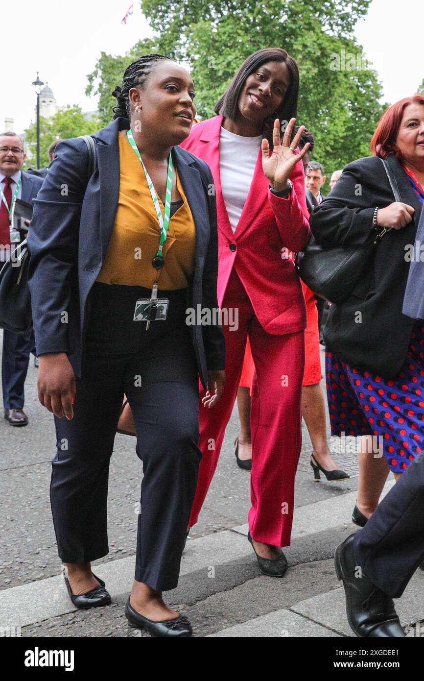 Londres, Royaume-Uni. 08 juillet 2024. Et Florence Eshalomi, députée travailliste (Co-op) de Vauxhall et Camberwell (à droite). Les députés et les ministres du Parti travailliste, y compris les plus de 200 nouveaux députés, ainsi que les ministres, le cabinet et le premier ministre Sir Keir Starmer, se rendent tous à Church House à Westminster, la plupart « s'empilant » via Dean's Yard, pour leur traditionnelle photo de groupe accueillant tous les nouveaux députés avant leur prestation de serment demain. Crédit : Imageplotter/Alamy Live News Banque D'Images