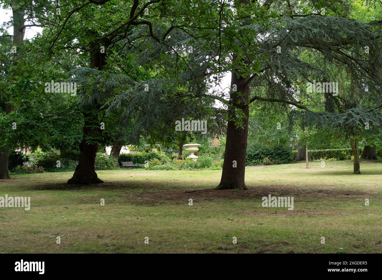 Slough, Royaume-Uni. 8 juillet 2024 la police de la vallée de la Tamise a bouclé une partie de Herschel Park au large de Datchet Road à Slough, Berkshire. Hier, vers 13h16, des officiers se sont rendus au parc Herschel, suite à un rapport du public. Les policiers se sont rendus sur les lieux et ont trouvé les restes d'une personne. Une enquête est en cours sur ce décès, qui est actuellement considéré comme inexpliqué. Crédit : Maureen McLean/Alamy Live News Banque D'Images