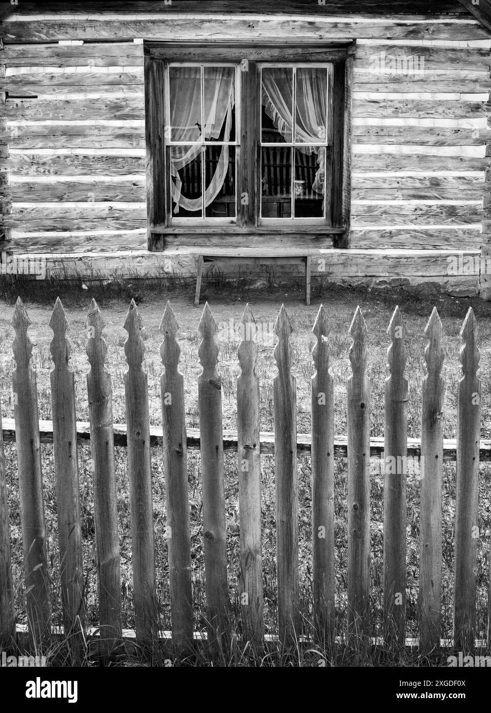 MT00328-00-BW..... MONTANA - clôture et fenêtres dans le parc national de Bannack, comté de Beaverhead. Banque D'Images