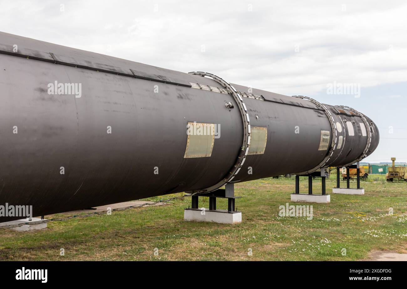 3 juillet 2024, Mykolaiv, Ukraine : missile balistique intercontinental SS-18 Mod 5 (nom OTAN : Satan) est vu dans le musée des forces de missiles stratégiques après la dissolution de l'Union soviétique, l'Ukraine détenait environ un tiers de l'arsenal nucléaire soviétique, le troisième plus grand au monde à l'époque, ainsi que des moyens importants de sa conception et de sa production. En 1994, l'Ukraine a accepté de détruire ces armes et d'adhérer au Traité sur la non-prolifération des armes nucléaires (TNP). L'un des anciens postes de commandement unifié a été converti en Musée des forces de missiles stratégiques et fait maintenant partie du t Banque D'Images