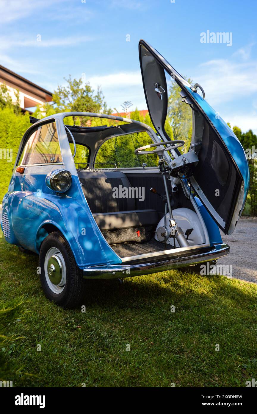 BMW Isetta bleu et blanc avec porte de voiture ouverte, vue de face Banque D'Images