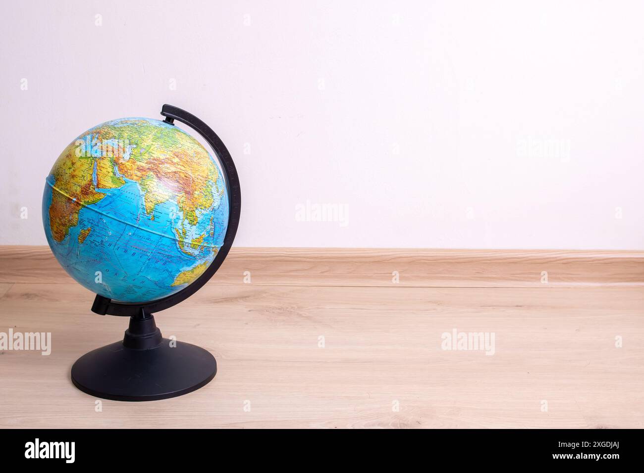 Un petit globe attrayant est placé sur une belle table en bois, créant une scène charmante avec des éléments d'art et de design d'intérieur Banque D'Images