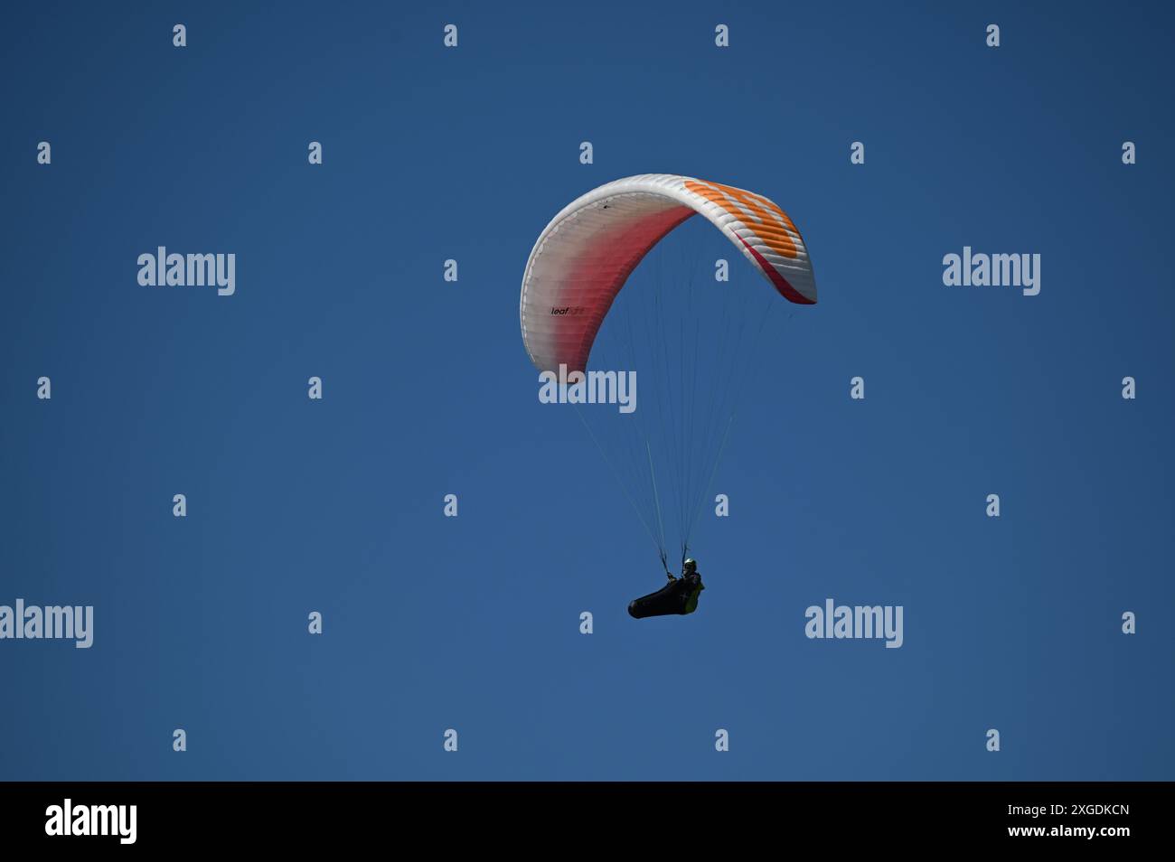 PARAPENTE CAPTURÉE EN CHEVAUCHANT LES COURANTS D'AIR PAR UNE BELLE JOURNÉE CLAIRE SUR LA TÊTE DE ST BEE PRÈS DE WHITEHAVEN, CUMBRIA Banque D'Images