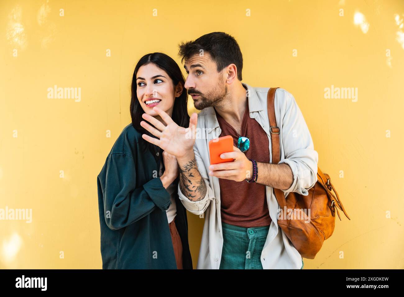 Jeune couple charmant, voyageurs et touristes, voyage le monde entier sur leur lune de miel. Belles personnes indépendantes ouvertes d'esprit se sentent libres de visiter Countr Banque D'Images