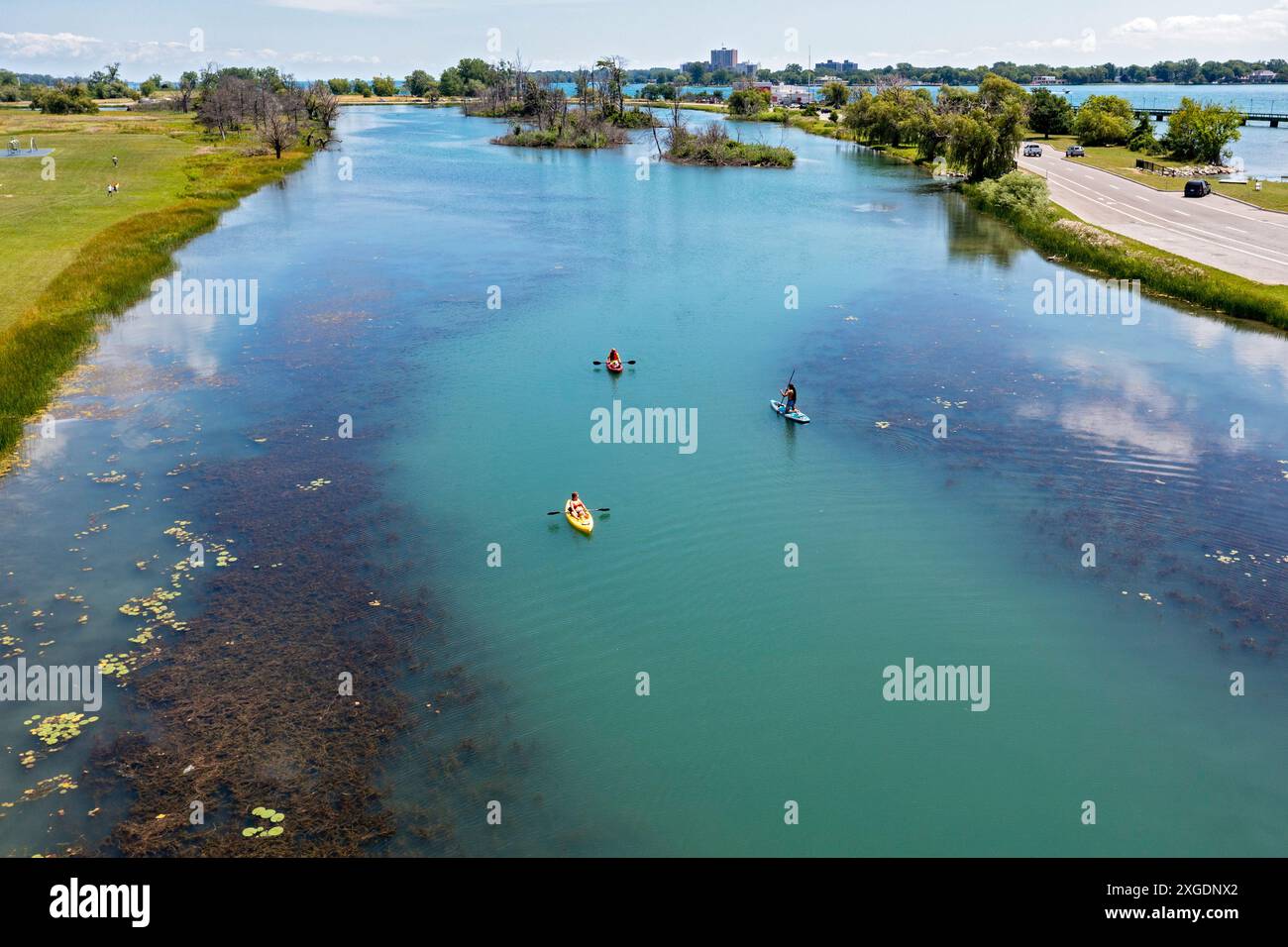 Detroit, Michigan - kayaks et planche à pagaie sur le lac Okonoka sur belle Isle, un parc d'État insulaire dans la rivière Detroit. Banque D'Images