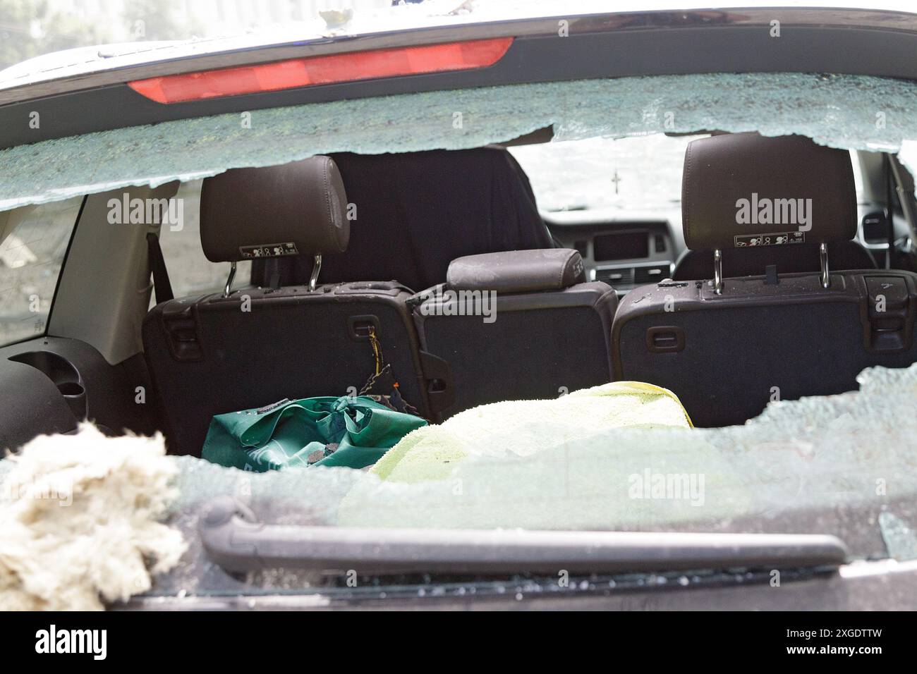 Non exclusif : KIEV, UKRAINE - 8 JUILLET 2024 - L'intérieur d'une voiture est vu à travers la vitre arrière cassée d'une voiture dans le quartier Shevchenkivskyi du Banque D'Images