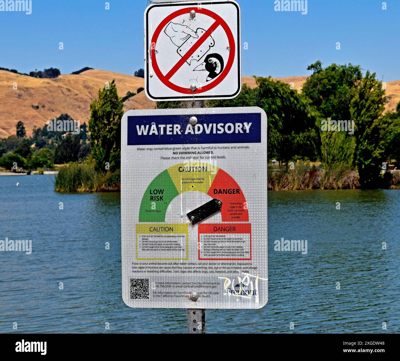 Ne pas nourrir les oiseaux panneau et panneau d'avertissement d'eau mis en danger pour Man Made Lake Elizabeth dans Central Park à Fremont, Californie Banque D'Images