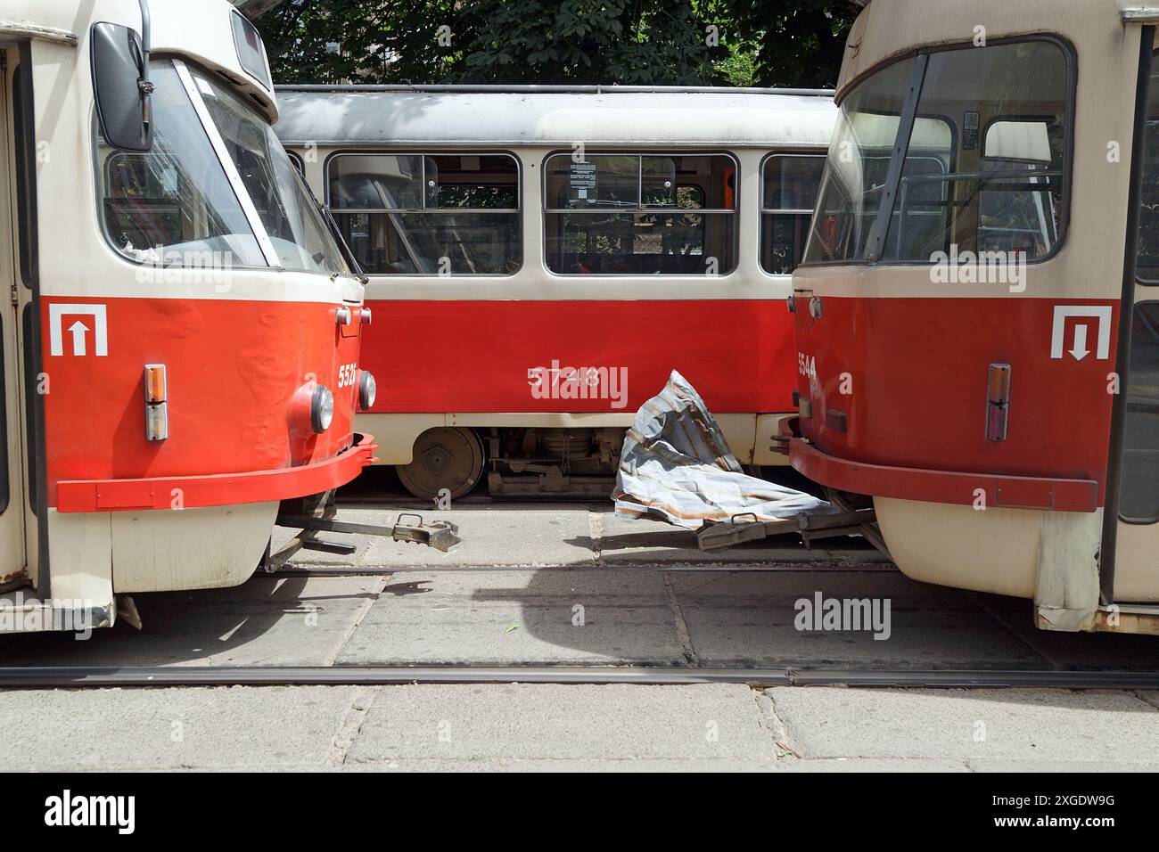 Non exclusif : KIEV, UKRAINE - 8 JUILLET 2024 - Un morceau de débris se trouve sur les voies de tramway près de la station de métro Lukianivska pendant un missile russe AT Banque D'Images