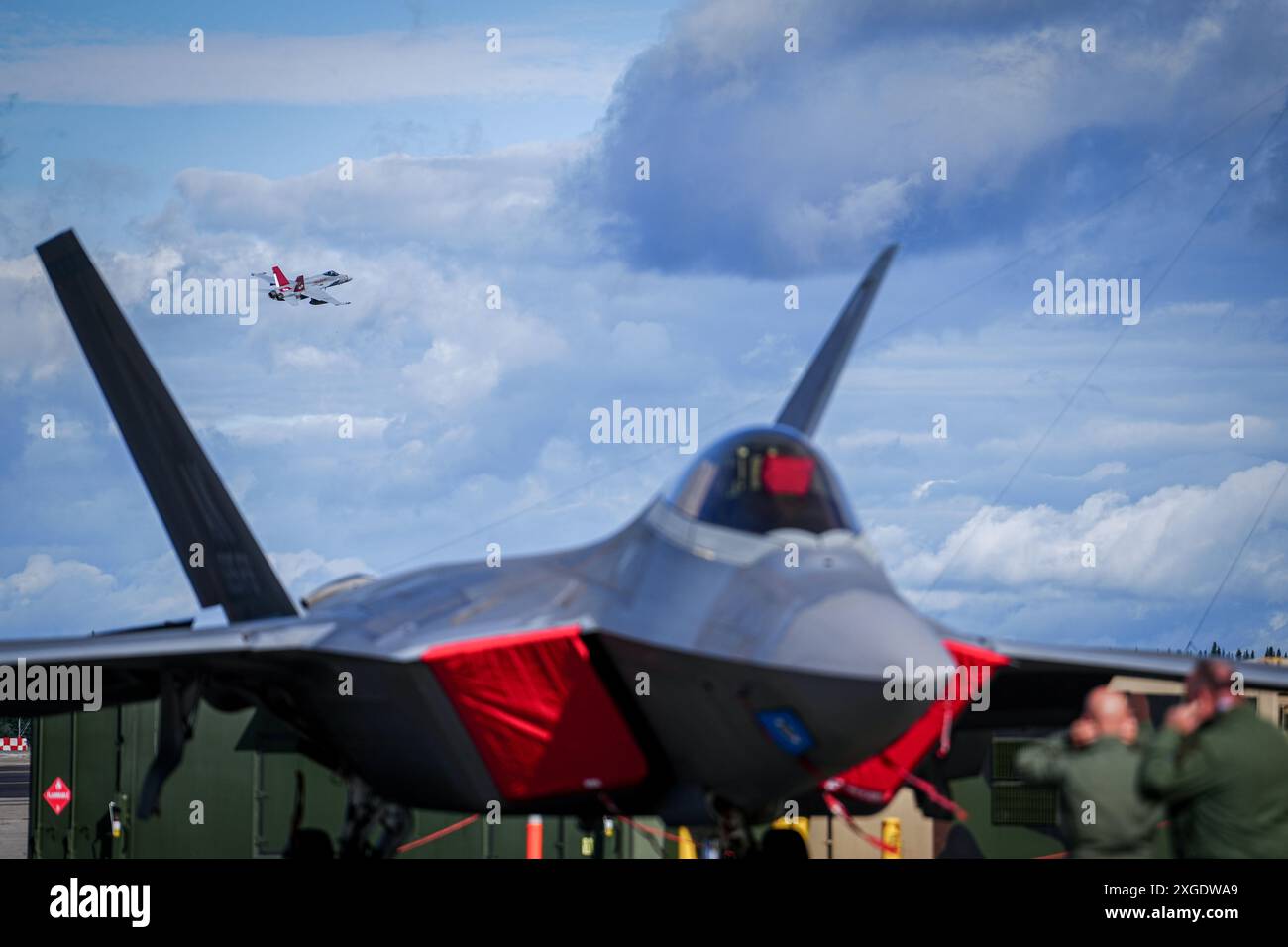 Fairbanks, États-Unis. 08 juillet 2024. Un avion de chasse F-18 des forces armées américaines décolle derrière un avion de chasse F-35 lors de l'exercice OTAN 'Arctic Defender 2024' à la base aérienne d'Eielson. Les équipages d'Eurofighter de plusieurs pays pratiquent des opérations de guerre aérienne selon les normes de l'OTAN en Alaska avec les États-Unis et sous commandement allemand. Crédit : Kay Nietfeld/dpa/Alamy Live News Banque D'Images