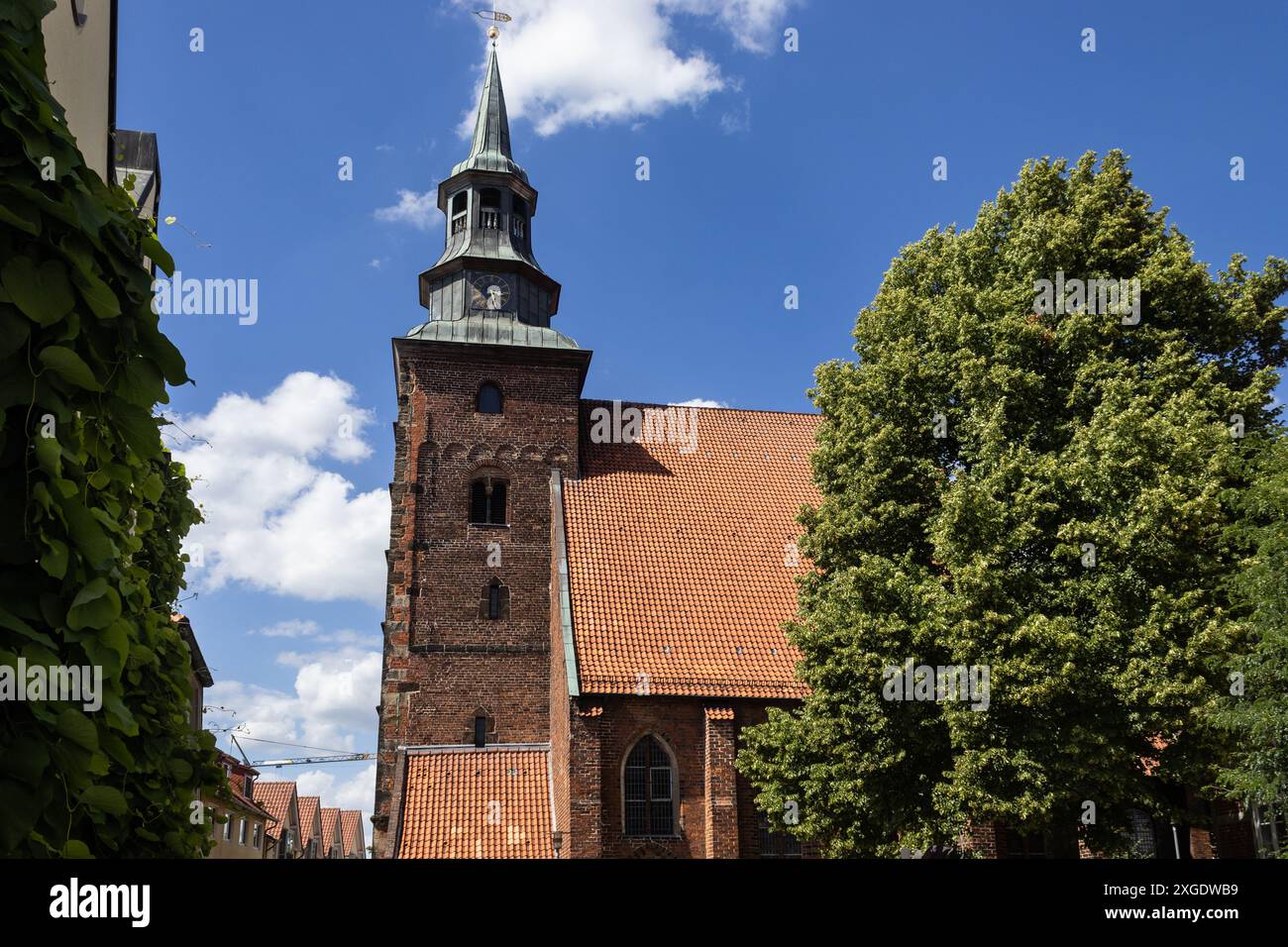 Église Saint Johns (Johannis) à Verden an der aller, basse-Saxe, Allemagne. Vue d'été avec ciel bleu clair et espace de copie au-dessus de la droite. Banque D'Images Église Saint Johns (Johannis) à Verden an der aller, basse-Saxe, Allemagne. Vue d'été avec ciel bleu clair et espace de copie au-dessus de la droite. Banque D'Images