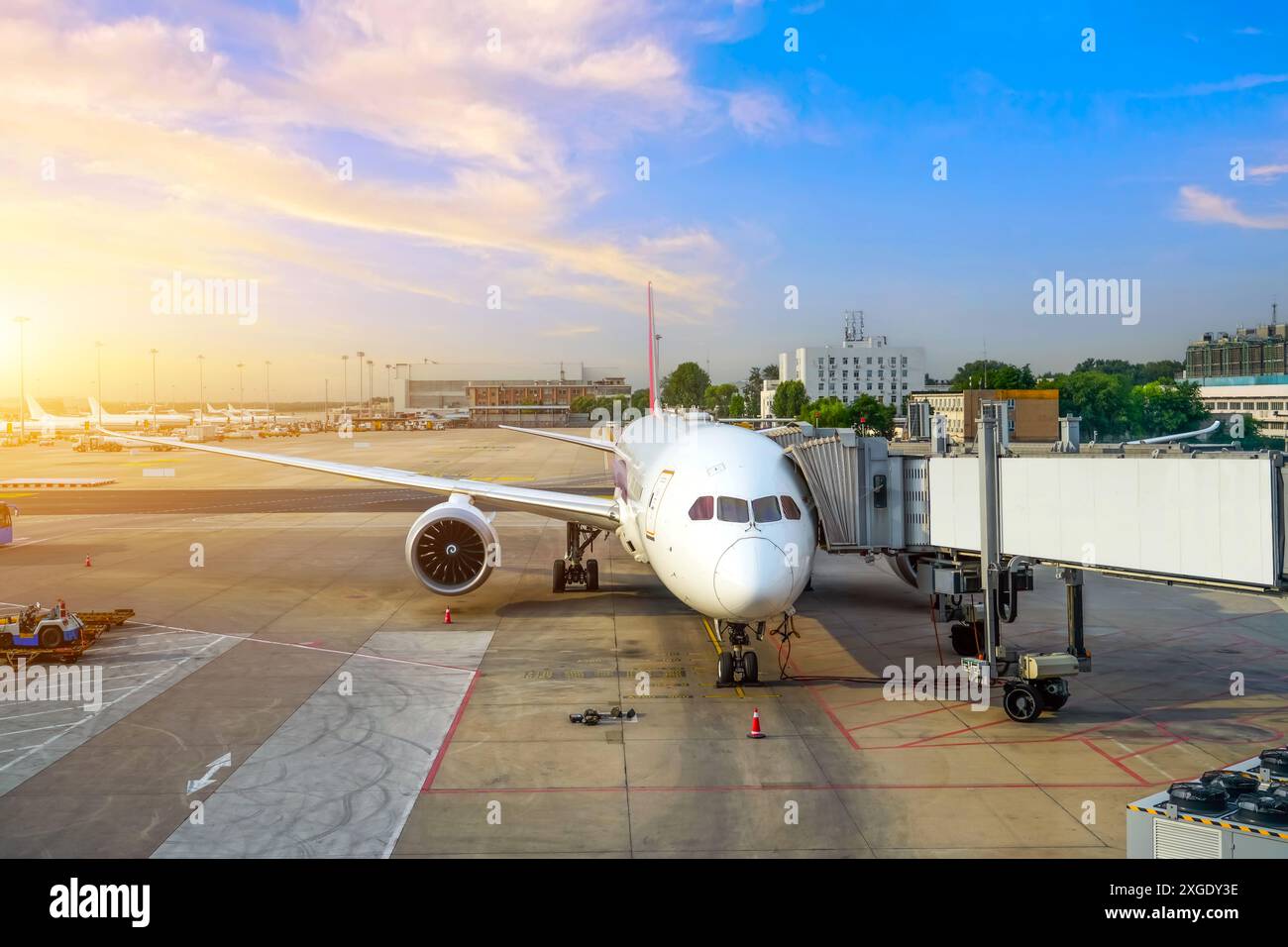 Parking d'avion commercial, à côté de la passerelle il y a des passagers d'embarquement d'escalier. Les avions de passagers modernes et de nouvelle génération à réaction attendent Banque D'Images