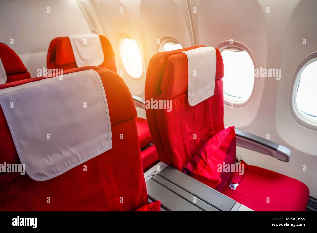 Suite de luxe première classe ou classe affaires dans l'avion dans la couleur rouge se sentir privé pour le voyage. Confort d'affaires et élégance volent avec la compagnie aérienne Banque D'Images