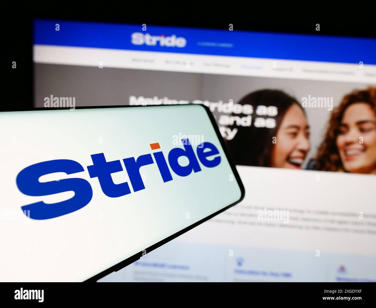 Smartphone avec le logo de la société américaine d'éducation en ligne Stride Inc devant le site Web de l'entreprise. Mettez l'accent sur le centre-gauche de l'écran du téléphone. Banque D'Images