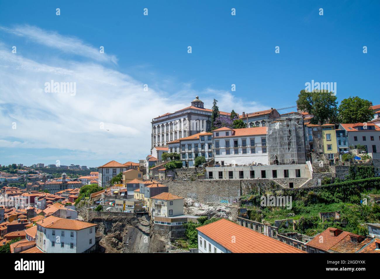 Porto, la ville portugaise célèbre dans le monde entier pour son homonyme, construite sur l'estuaire du fleuve Douro avant qu'il ne se jette dans l'Atlantique Banque D'Images